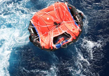 Floßboot auf See in Wellen während maritimer Ausbildung, Schulung und Sicherheitstraining.
